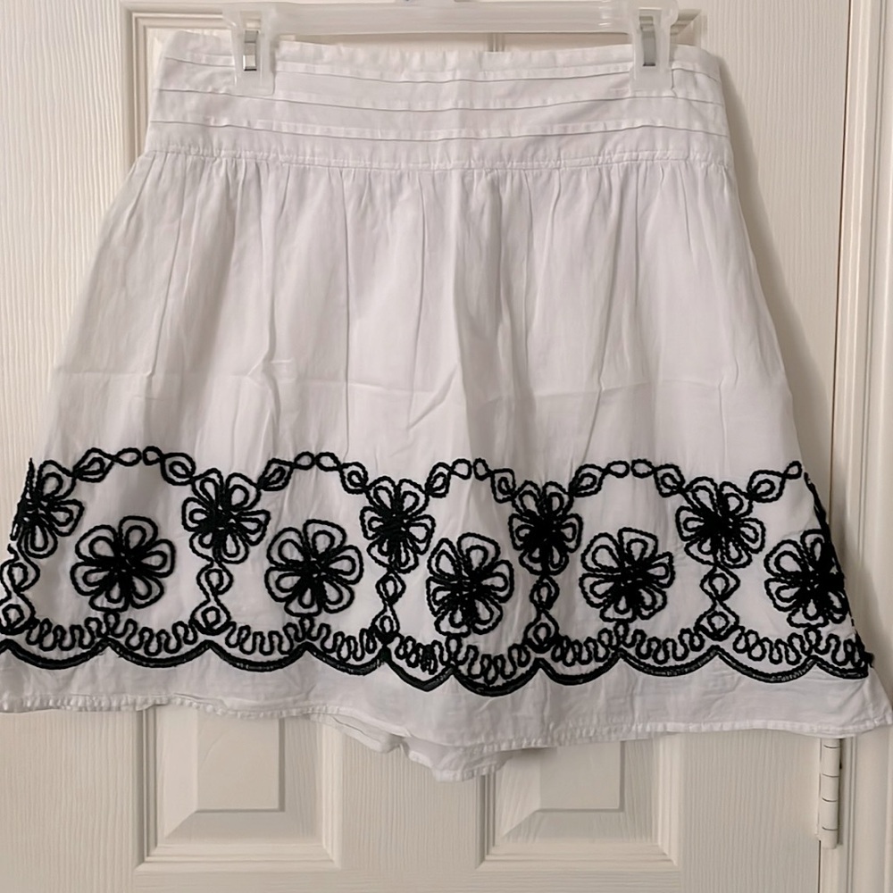 Clear out sale! Juniors XL - Lovely white skirt with rope designs - flowers.
